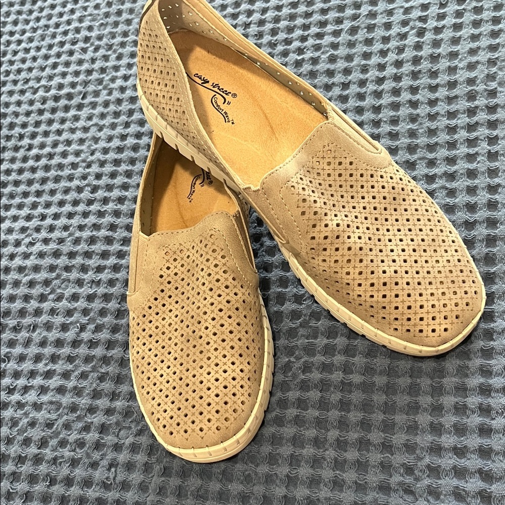 Women’s Easy Spirit comfort weave slide on shoes. Tan 
7.5
